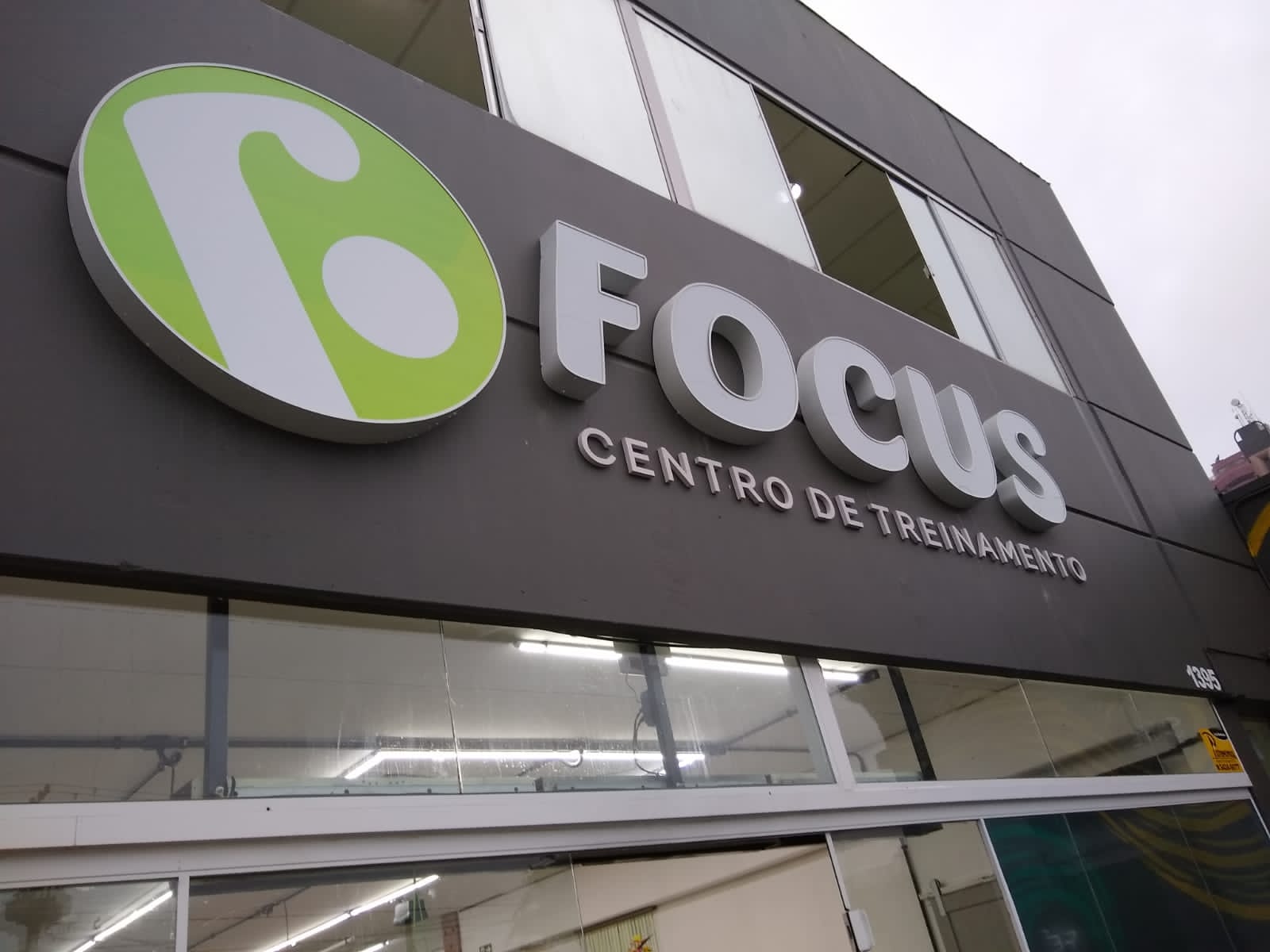 Exemplo de logos em acrílico